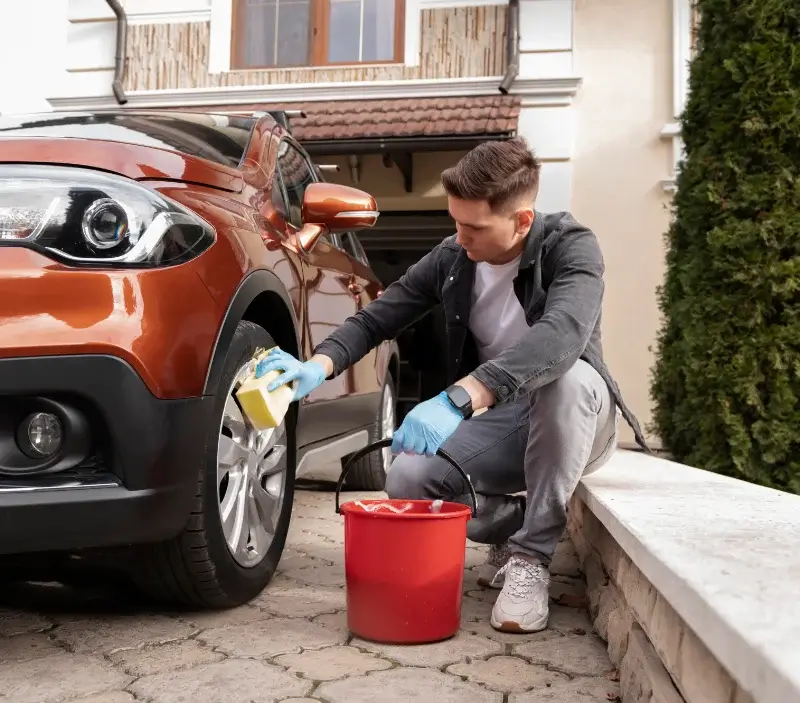 Lavage auto à domicile Compeyre : professionnel intervenant sur un véhicule